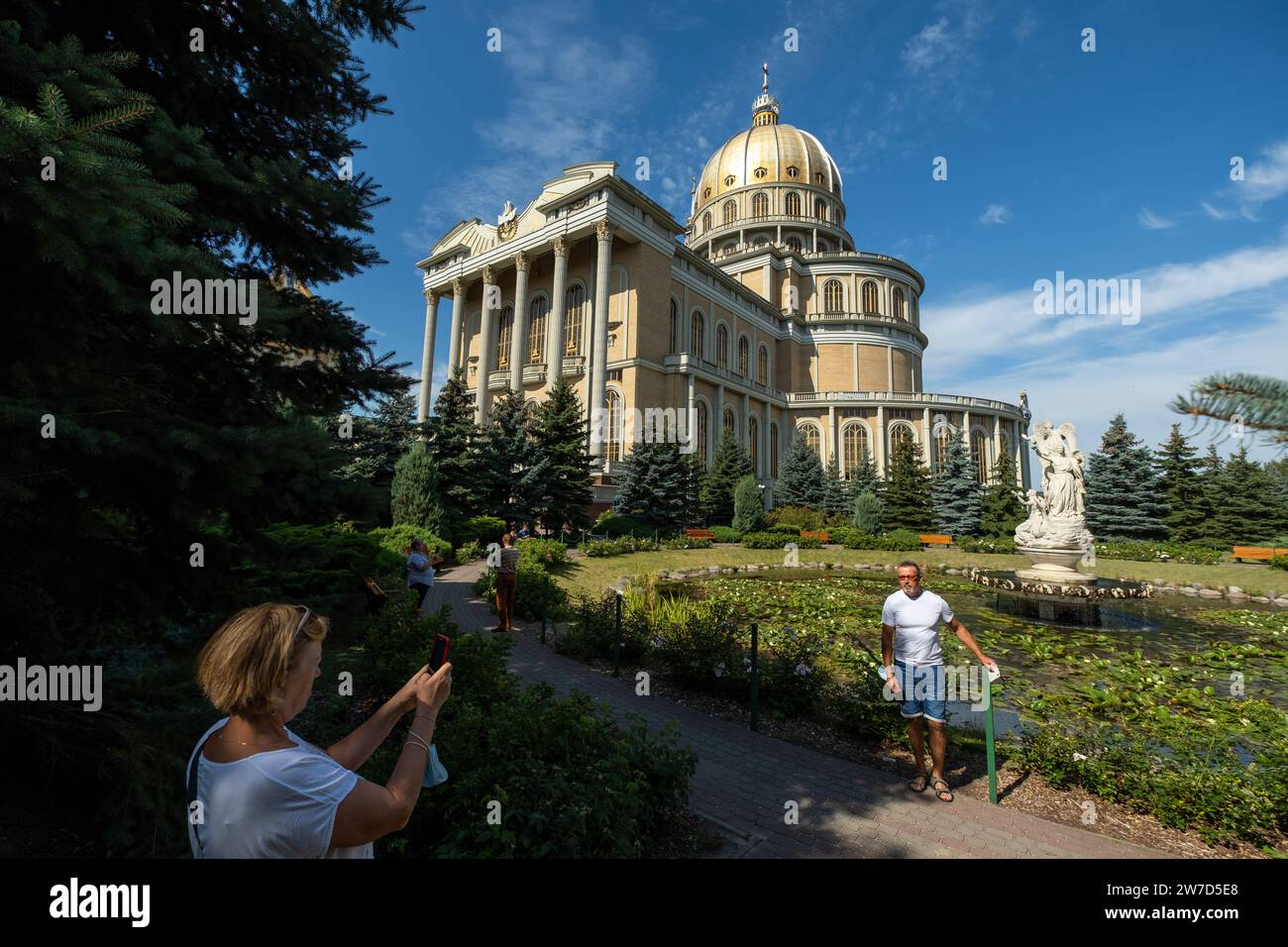 15.08.2021, Polonia, Lichen Stary, Wielkopolska - Basilica di nostra Signora di Lichen, sito di pellegrinaggio mariano di Lichen, i fedeli scattano una foto ricordo Foto Stock