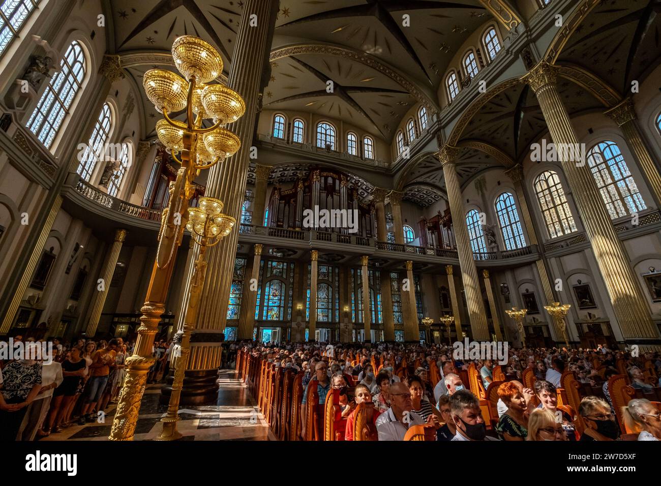 15.08.2021, Polonia, Lichen Stary, Wielkopolska - messa nella Basilica di nostra Signora di Lichen, luogo di pellegrinaggio mariano di Lichen. La b Foto Stock