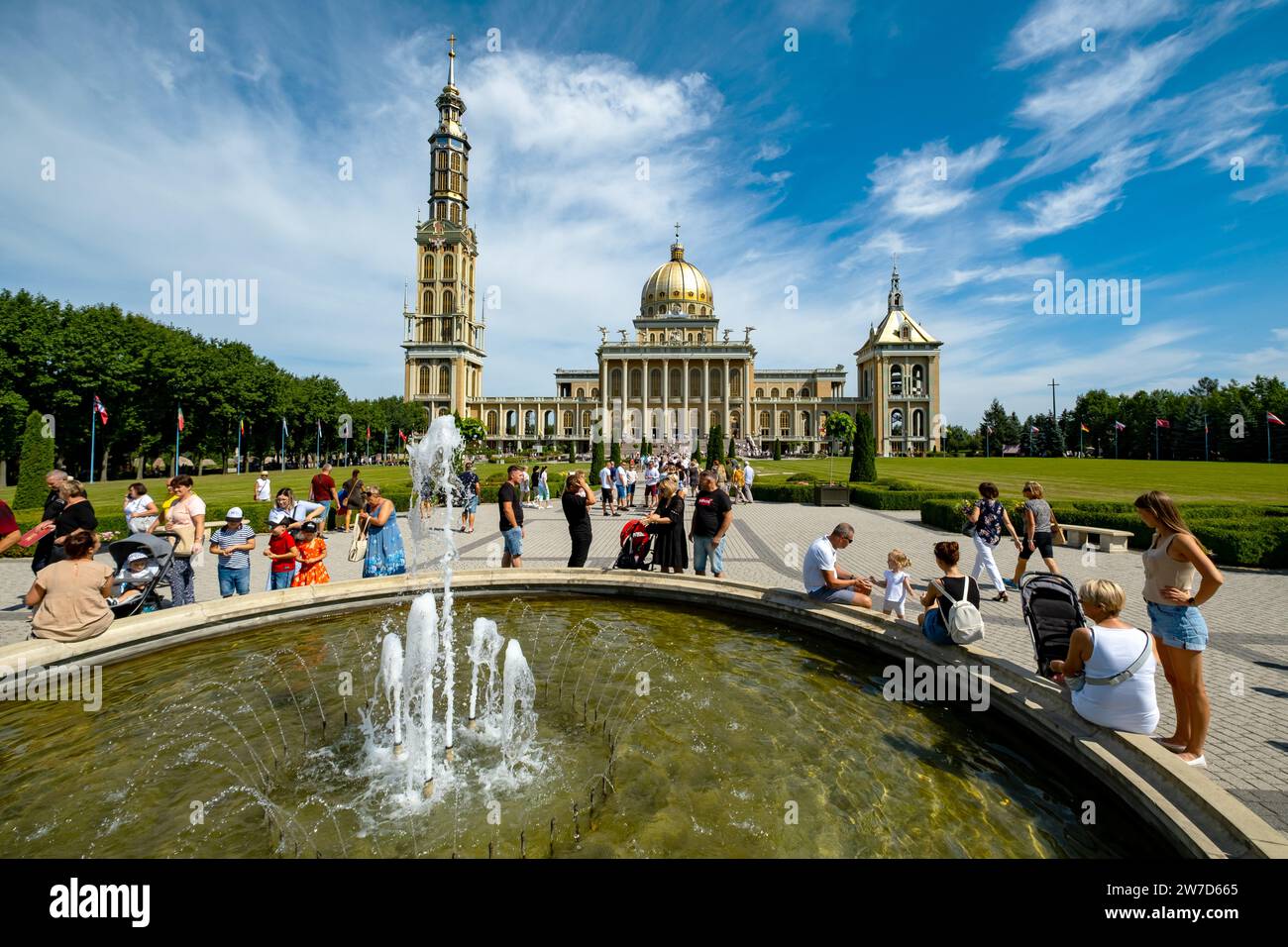 15.08.2021, Polonia, Lichen Stary, Wielkopolska - pellegrini nel giorno dell'assunzione presso il luogo di pellegrinaggio mariano di Lichen con la Basilica di nostra Signora di L Foto Stock