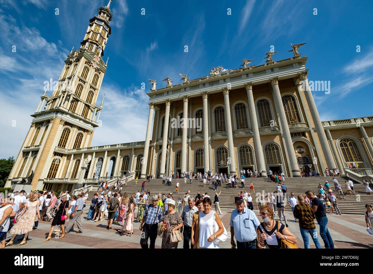 15.08.2021, Polonia, Lichen Stary, Wielkopolska - pellegrini nel giorno dell'assunzione presso il luogo di pellegrinaggio mariano di Lichen con la Basilica di nostra Signora di L Foto Stock