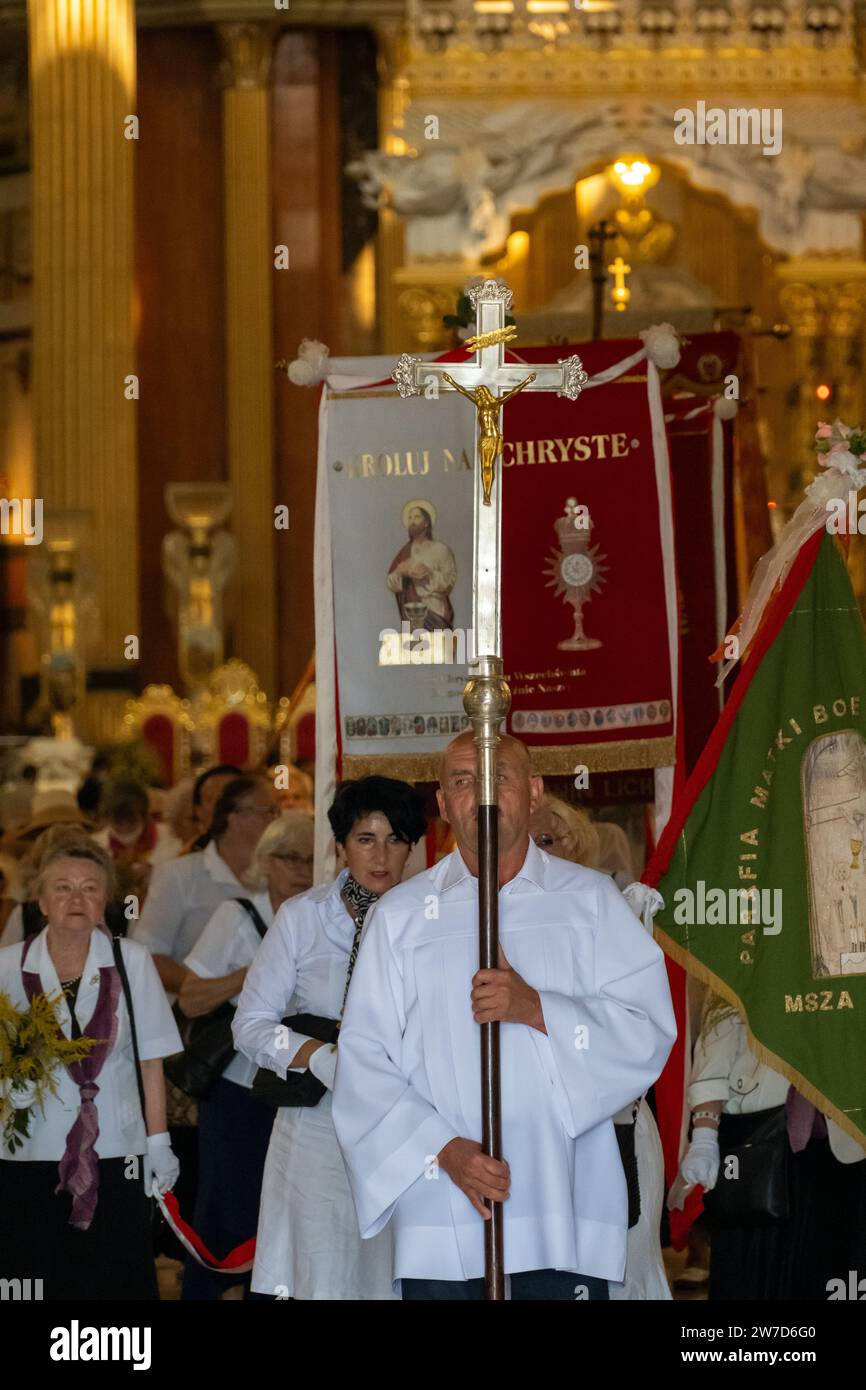 15.08.2021, Polonia, Lichen Stary, Wielkopolska - assunzione della Vergine Maria nel luogo di pellegrinaggio mariano di Lichen, processione fuori dal Ba Foto Stock