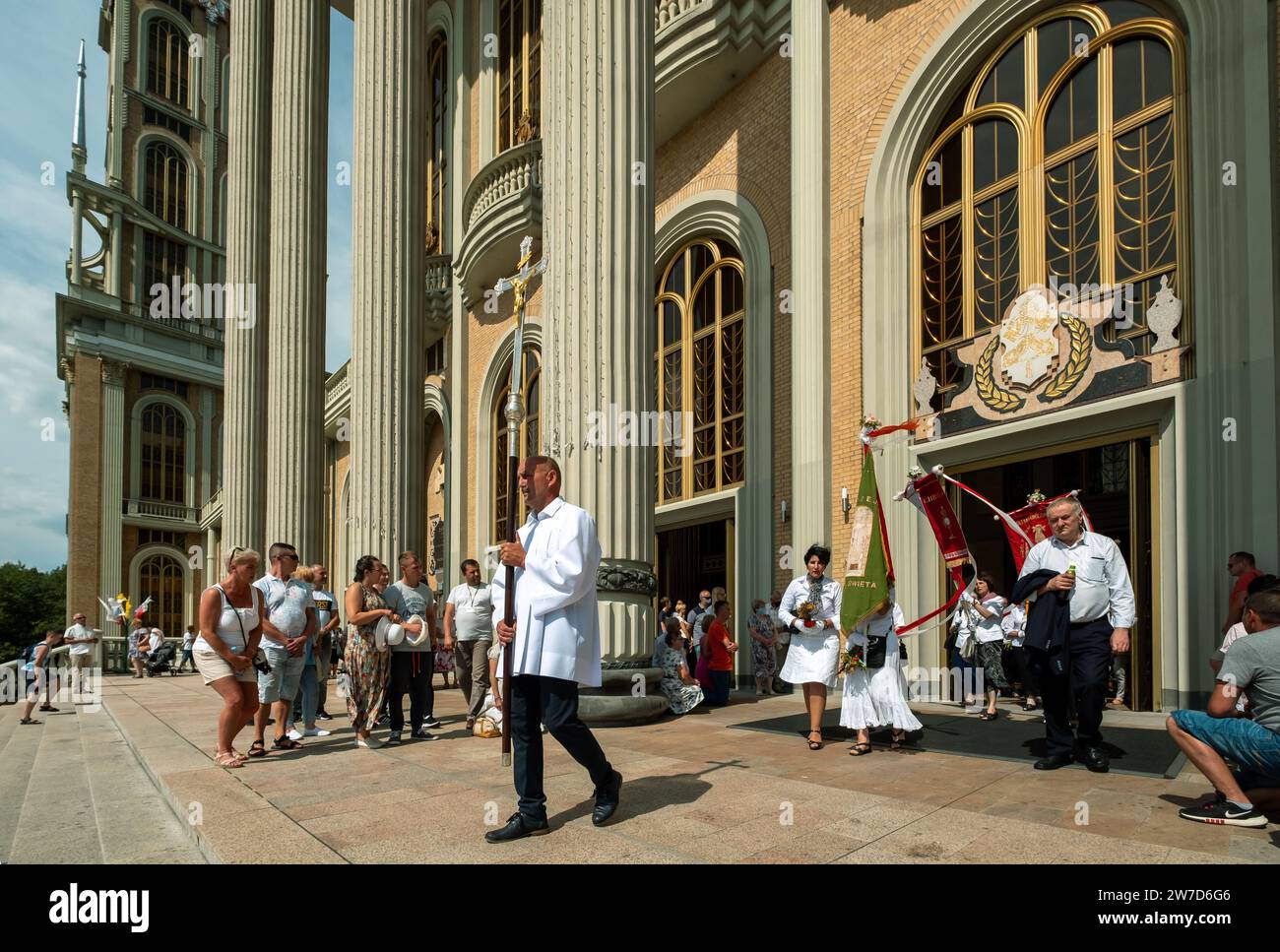 15.08.2021, Polonia, Lichen Stary, Wielkopolska - assunzione della Vergine Maria nel luogo di pellegrinaggio mariano di Lichen, processione fuori dal Ba Foto Stock