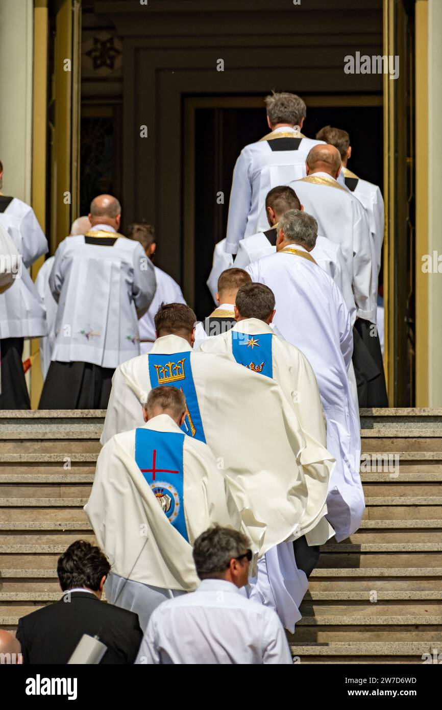 15.08.2021, Polonia, Lichen Stary, Wielkopolska - assunzione di Maria nel luogo di pellegrinaggio mariano di Lichen, processione con ecclesiastici si sposta nella Foto Stock