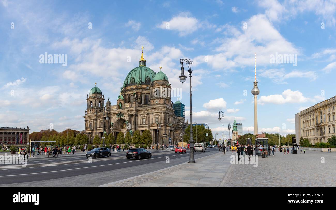 Una foto della cattedrale di Berlino e del Berliner Fernsehturm. Foto Stock