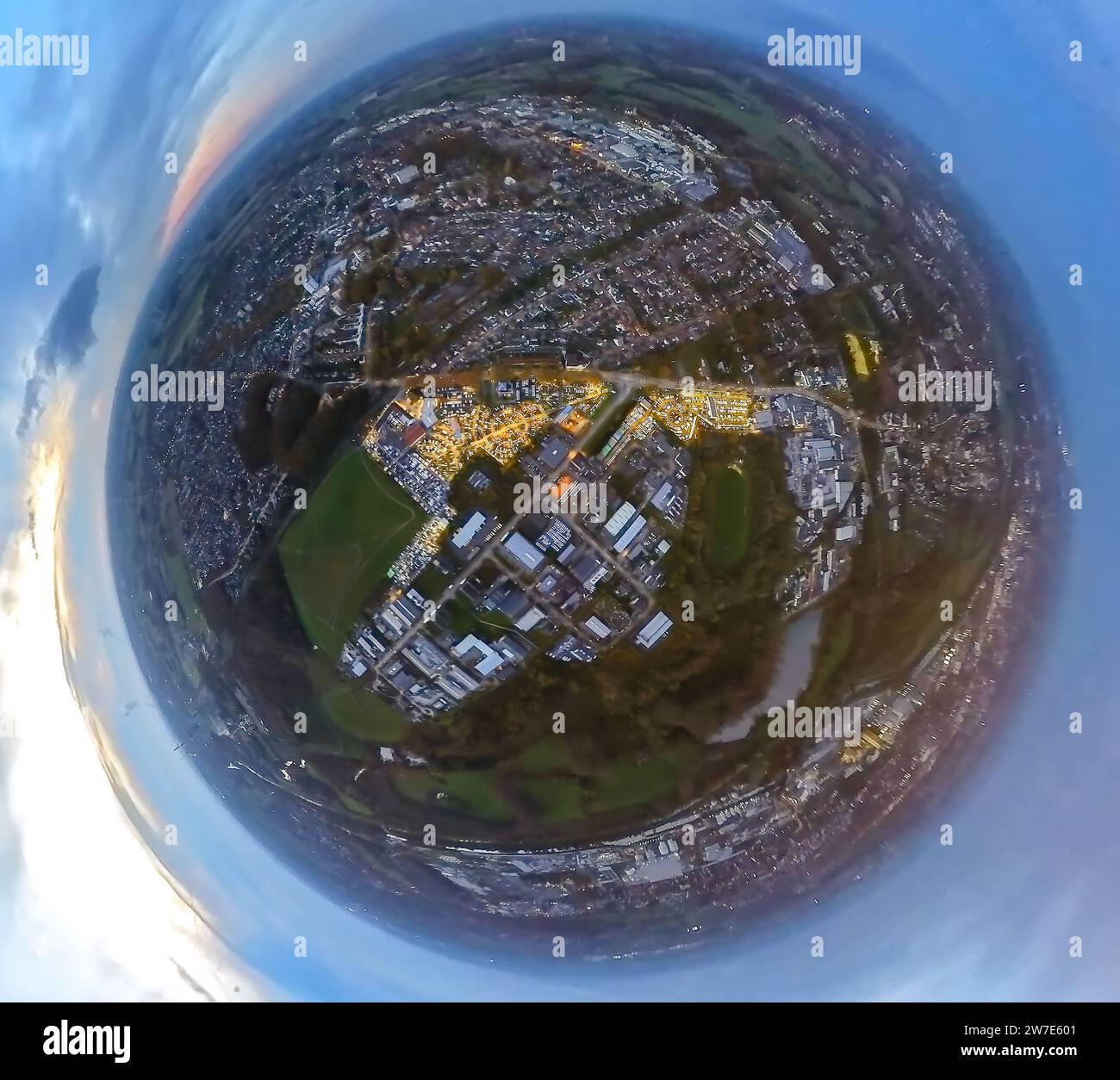 Vista aerea, ripresa notturna, concessionaria luminosa Potthoff, parcheggio circolare per auto, globo, fisheye shot, scatto a 360 gradi, mondo minuscolo, Foto Stock