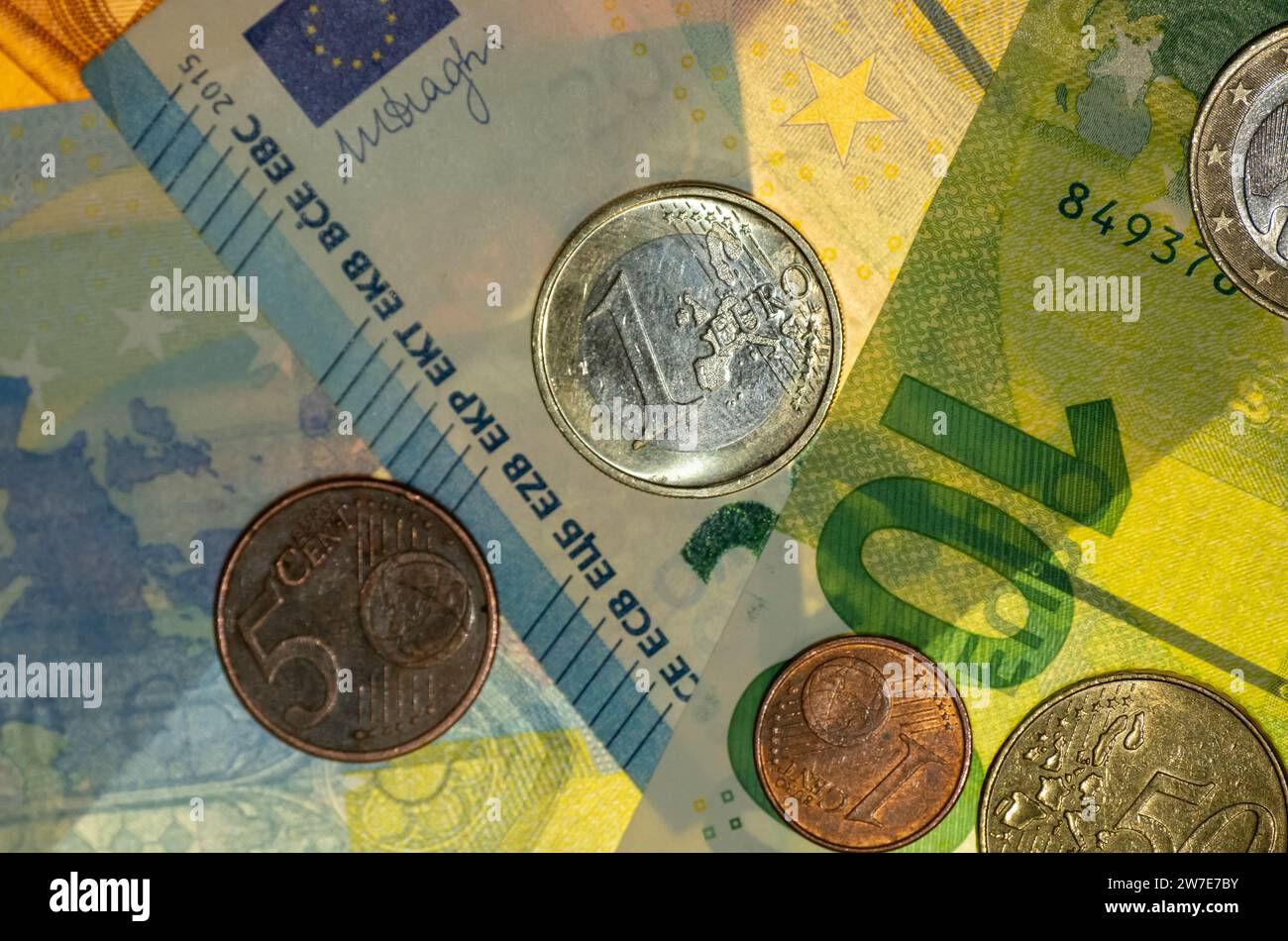 27.11.2023, Germania, Brema, Brema - banconote in euro e monete da cent. 00A231127D010CAROEX.JPG [VERSIONE DEL MODELLO: NON APPLICABILE, VERSIONE DELLA PROPRIETÀ: NO (C) Foto Stock