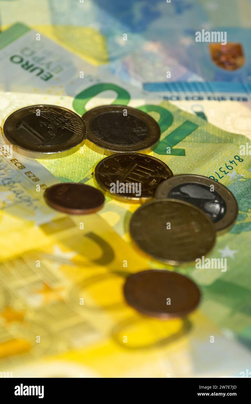 27.11.2023, Germania, Brema, Brema - banconote in euro e monete da cent. 00A231127D036CAROEX.JPG [VERSIONE DEL MODELLO: NON APPLICABILE, VERSIONE DELLA PROPRIETÀ: NO (C) Foto Stock
