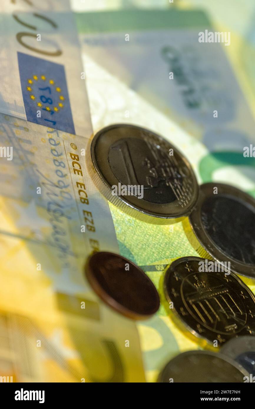 27.11.2023, Germania, Brema, Brema - banconote in euro e monete da cent. 00A231127D039CAROEX.JPG [VERSIONE DEL MODELLO: NON APPLICABILE, VERSIONE DELLA PROPRIETÀ: NO (C) Foto Stock