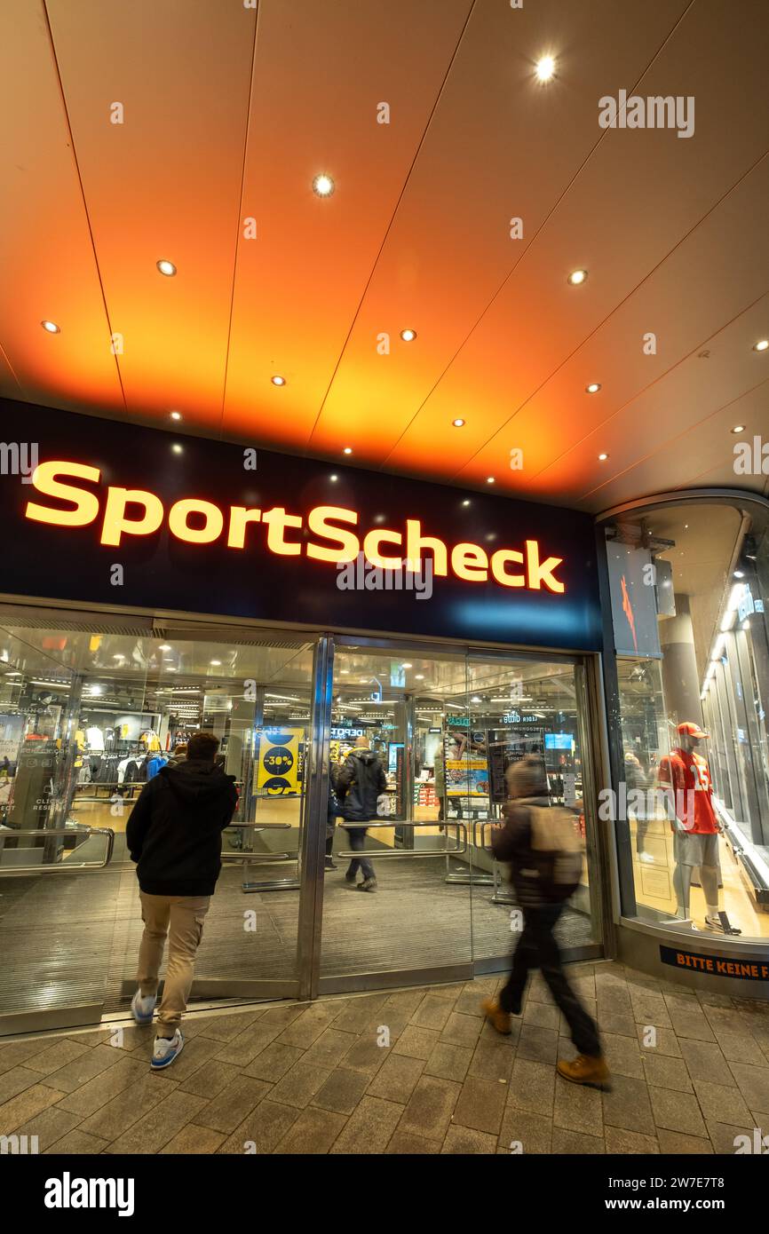 30.11.2023, Germania, Brema, Brema-succursale della catena di articoli sportivi SportScheck (Signa-Holding) nel centro della città, domanda di insolvenza il 30. Foto Stock