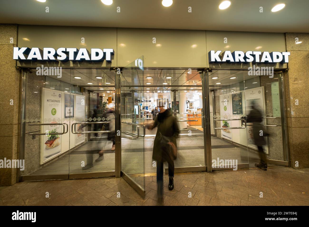 30.11.2023, Germania, Brema, Brema - ingresso alla Galeria Brema (Karstadt), parte del gruppo Signa in declino. 00A231130D109CAROEX.JPG [VERSIONE DEL MODELLO Foto Stock