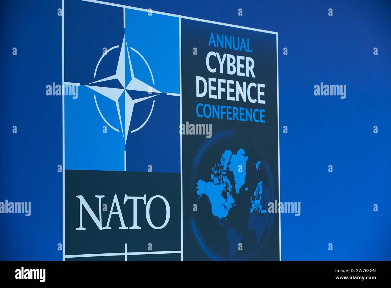 09.11.2023, Germania, Berlino, Berlino - Logo per la Conferenza NATO sulla difesa informatica. 00R231109D081CAROEX.JPG [VERSIONE DEL MODELLO: NON APPLICABILE, PROPERTY REL Foto Stock
