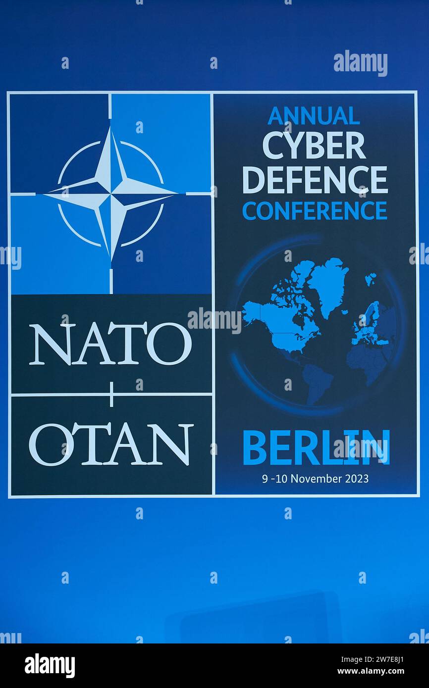 09.11.2023, Germania, Berlino, Berlino - Logo per la Conferenza NATO sulla difesa informatica. 00R231109D083CAROEX.JPG [VERSIONE DEL MODELLO: NON APPLICABILE, PROPERTY REL Foto Stock