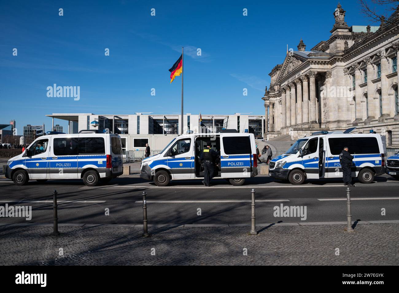 16.03.2023, Germania, Berlino, - veicoli di emergenza della polizia parcheggiati accanto al Reichstag nel quartiere governativo di Berlino. 0SL230316D025CAROEX.JPG [MODELLO Foto Stock