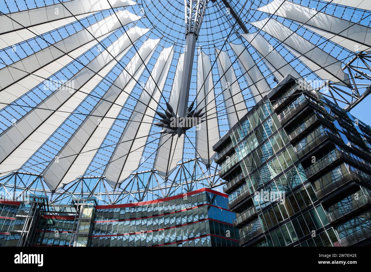 22.04.2023, Germania, Berlino, - costruzione del tetto del centro a Potsdamer Platz (Sony Center) nei quartieri Mitte e Tiergarten di Berlino. 0SL230422 Foto Stock