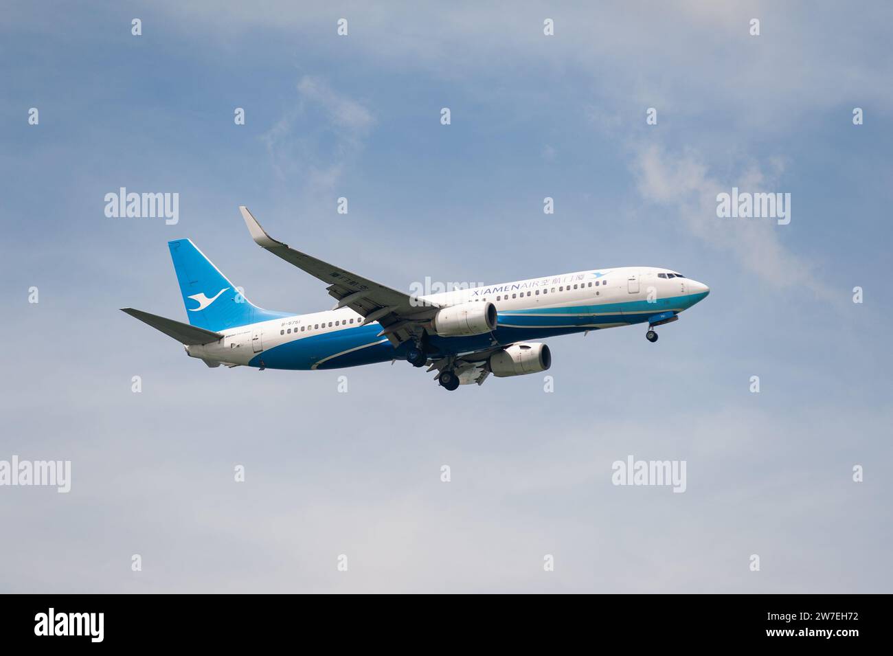 15.07.2023, Singapore, Singapur, - Un aeromobile passeggeri Boeing 737-800 della compagnia aerea cinese Xiamen Air con registrazione B-5751 in avvicinamento a Cha Foto Stock