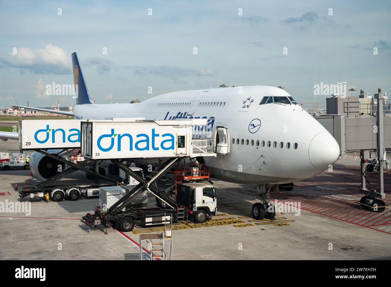 13.07.2023, Singapore, Singapur, - Un aeromobile passeggeri jet jumbo Lufthansa Boeing 747-8, immatricolazione D-ABYI, è parcheggiato al gate del Terminal 2 Foto Stock