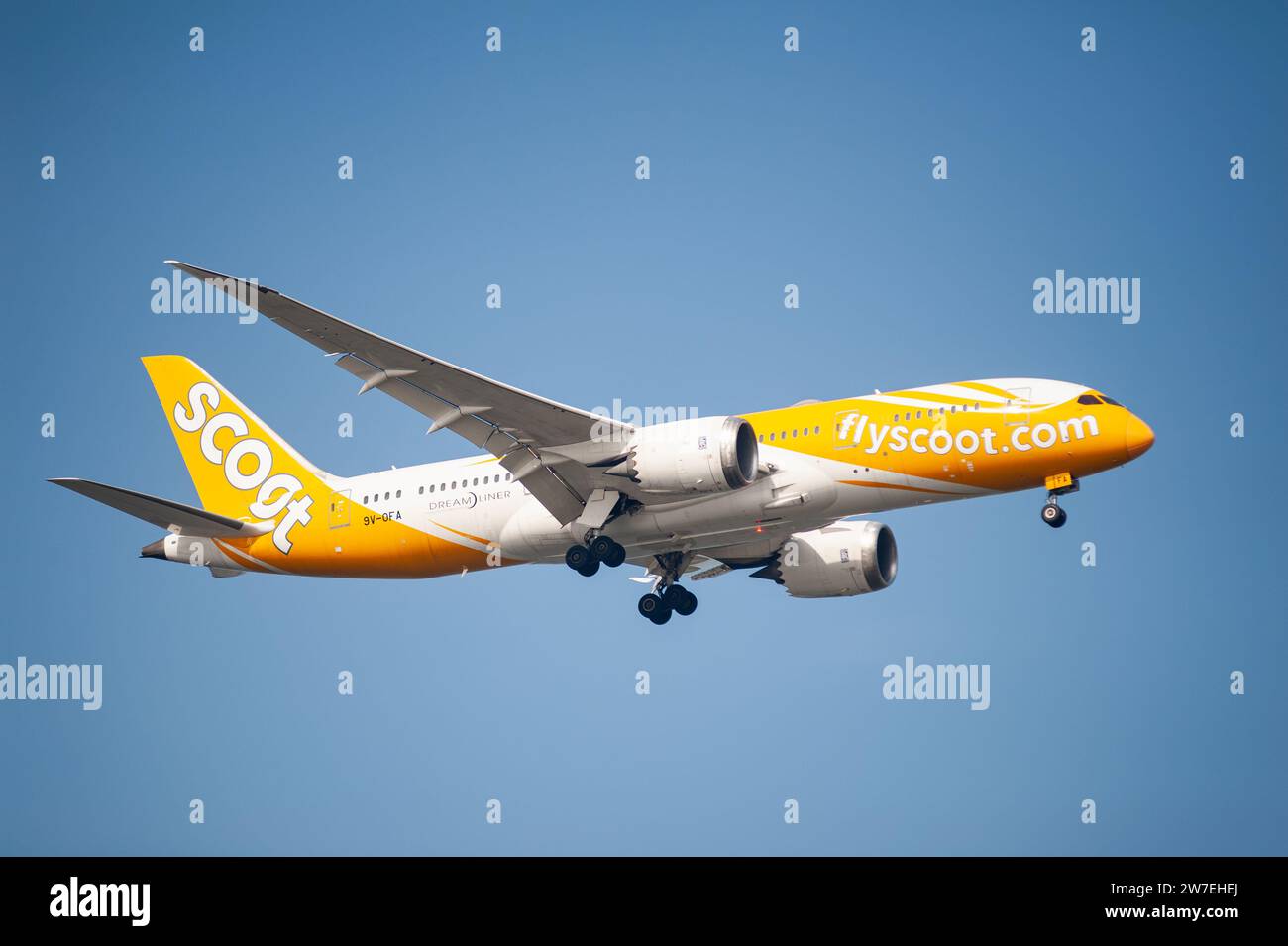 26.07.2023, Singapore, Singapur, - Un Boeing 787-8 Dreamliner Scoot Airlines, immatricolazione 9V-OFA, in avvicinamento a Changi International Foto Stock