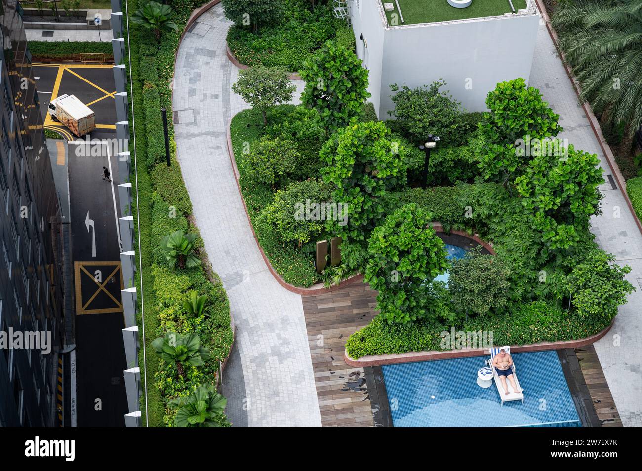 01.08.2023, Singapore, Singapur, - Vista dalla terrazza panoramica dell'Oasi Verde del nuovo grattacielo CapitaSpring alla terrazza panoramica sul tetto con i Foto Stock