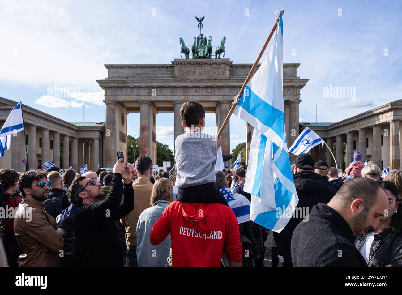 08.10.2023, Germania, Berlino, - più di 2000 persone hanno risposto a una chiamata della società tedesco-israeliana di Berlino e Brandeburgo e hanno partecipato a una p Foto Stock