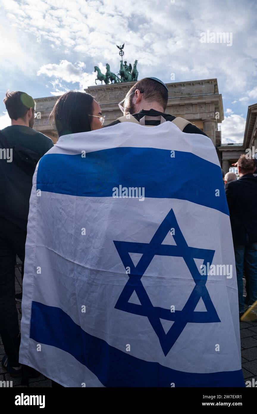08.10.2023, Germania, Berlino, - più di 2000 persone hanno risposto a una chiamata della società tedesco-israeliana di Berlino e Brandeburgo e hanno partecipato a una p Foto Stock