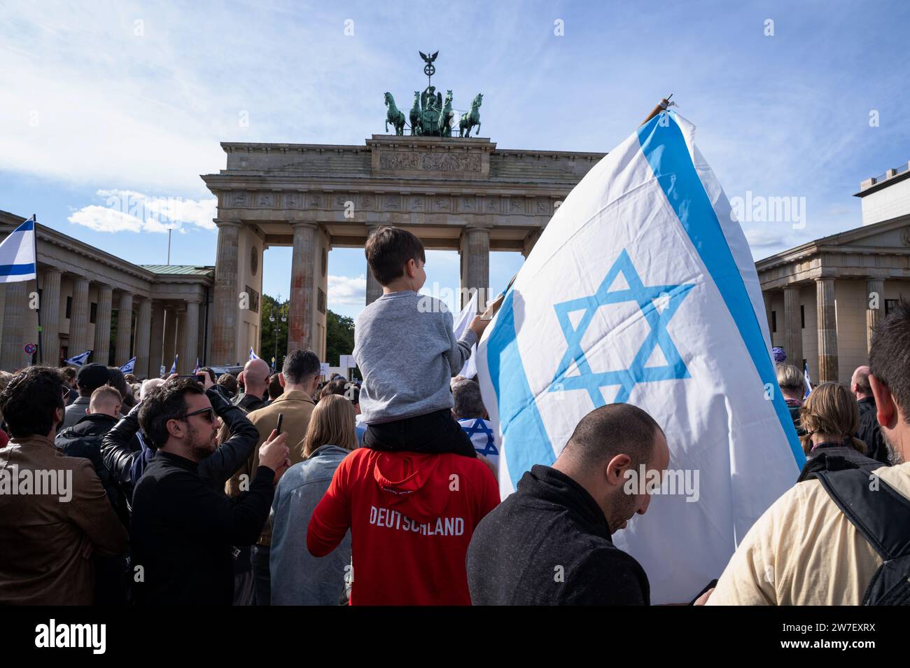 08.10.2023, Germania, Berlino, - più di 2000 persone hanno risposto a una chiamata della società tedesco-israeliana di Berlino e Brandeburgo e hanno partecipato a una p Foto Stock