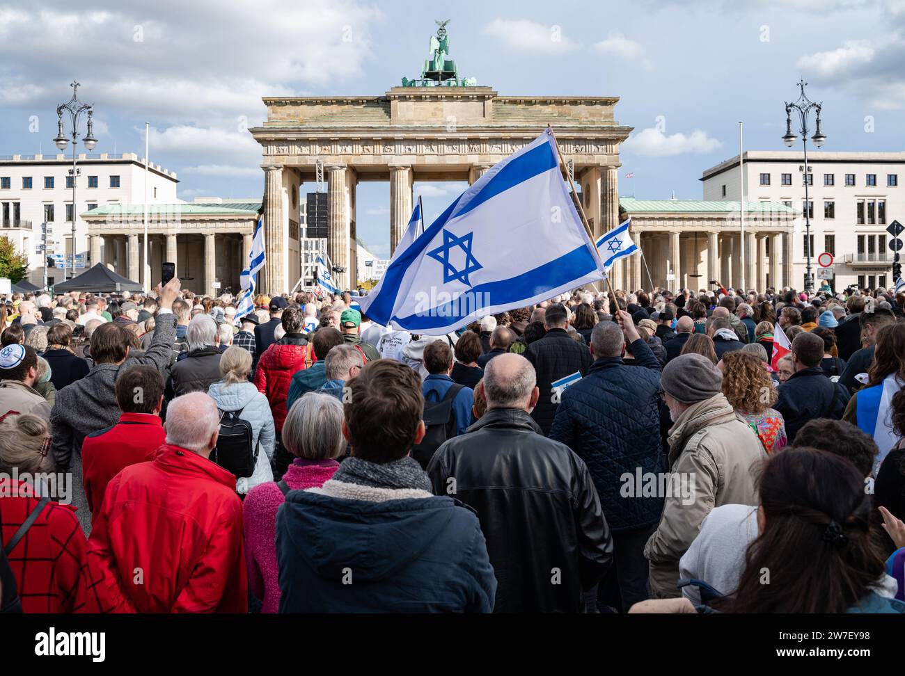 22.10.2023, Germania, Berlino, - diverse migliaia di partecipanti esprimono la loro solidarietà e la loro solidarietà e partecipano ad una manifestazione di solidarietà pro-israeliana Foto Stock