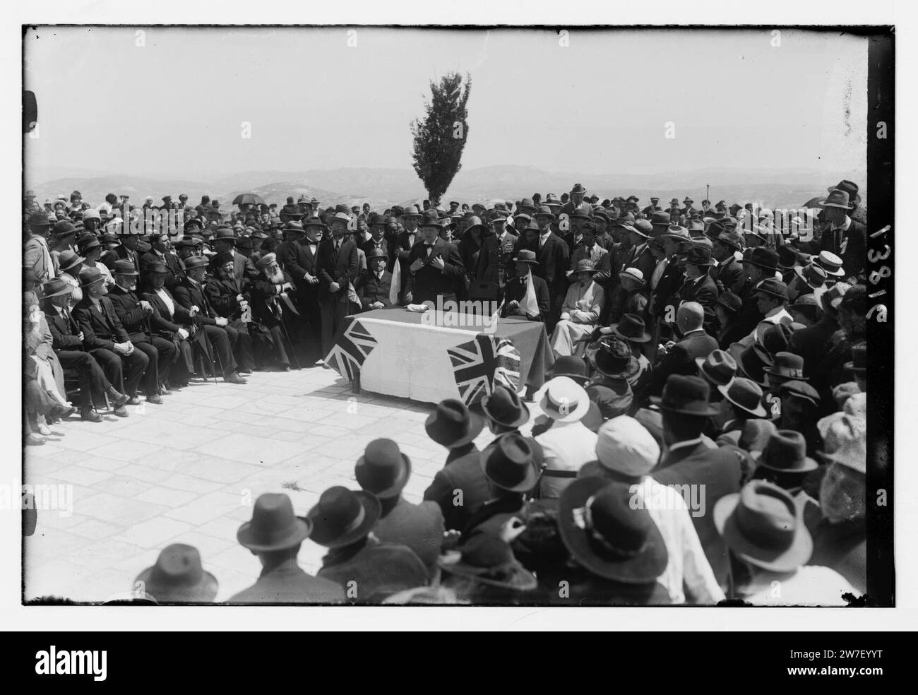 Winston Churchill parlando alla piantagione di alberi cerimonia sul sito della Università Ebraica, Monte Scopus, Gerusalemme, Marzo 28th, 1921 Foto Stock