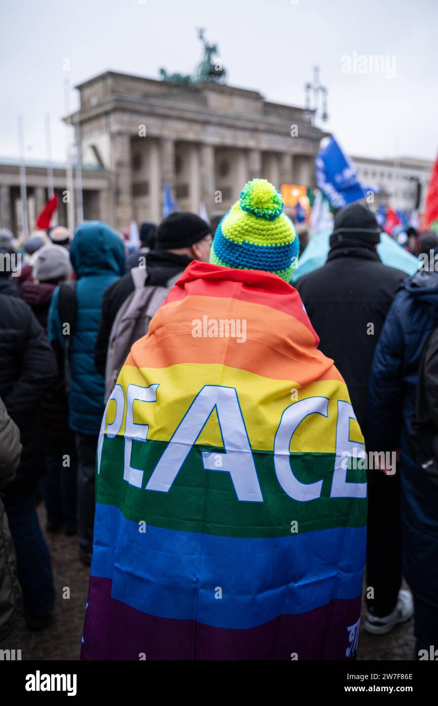 25.11.2023, Germania, Berlino, - diverse migliaia di persone stanno manifestando per la pace alla porta di Brandeburgo nel quartiere Mitte di Berlino con il titolo Foto Stock