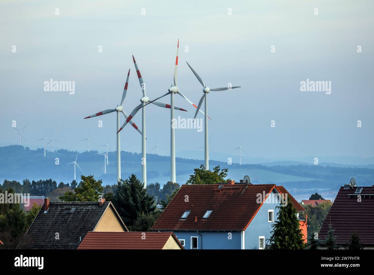 18.10.2023, Germania, Zittau, Sassonia - Parco eolico vicino a Zittau, turbine eoliche dietro un complesso residenziale. 00X231018D003CAROEX.JPG [VERSIONE DEL MODELLO: NO, CORRETTO Foto Stock