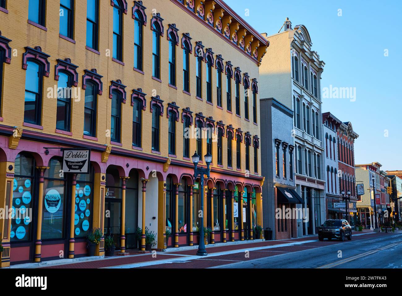 Il colorato fascino del centro storico all'alba di Muncie, Indiana Foto Stock