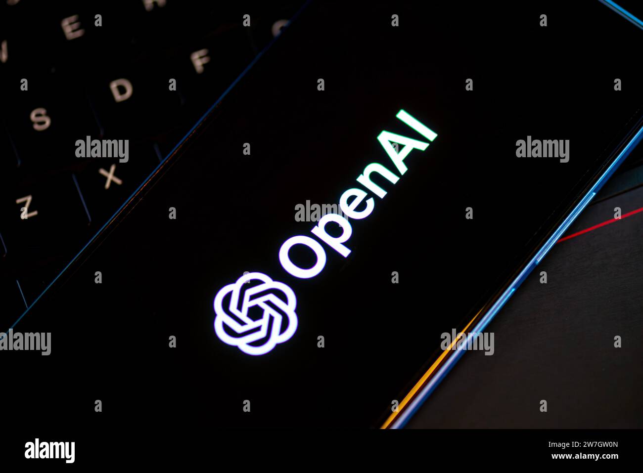 Logo OpenAI visualizzato sullo schermo dello smartphone. Sviluppo di software IA Foto Stock