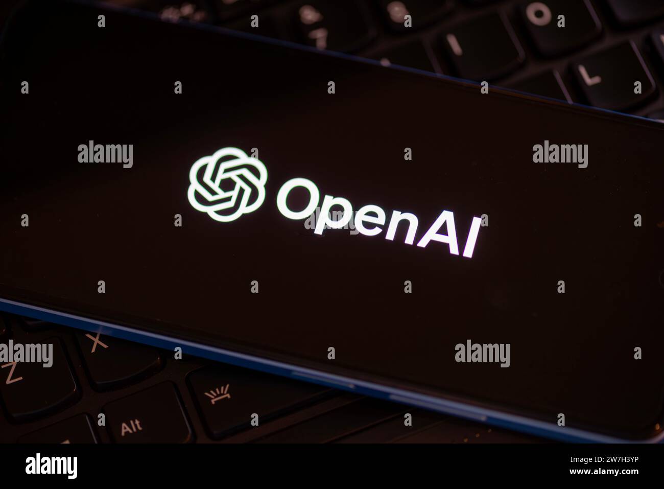 Logo OpenAI visualizzato sullo schermo dello smartphone. Sviluppo di software IA Foto Stock