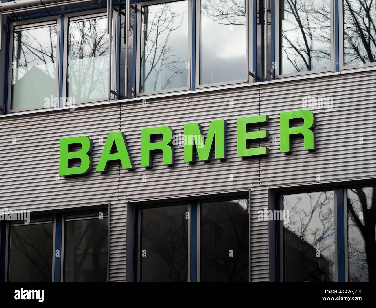 Logo Barmer segno della compagnia di assicurazione sanitaria tedesca. Edificio per uffici esterno del grande datore di lavoro nel settore sanitario. Foto Stock