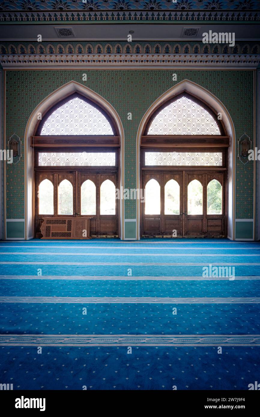 Tashkent, Uzbekistan-11 agosto 2023: All'interno della moschea Khazrati Imam nel complesso Hazrati Imam durante una giornata di sole. Il complesso è una piazza che si trova in Foto Stock