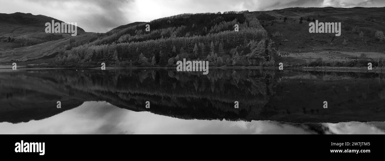 Vista autunnale sul Loch Lochy presso le chiuse di Laggan, il Caledonian Canal, Great Glen, Highlands of Scotland Foto Stock