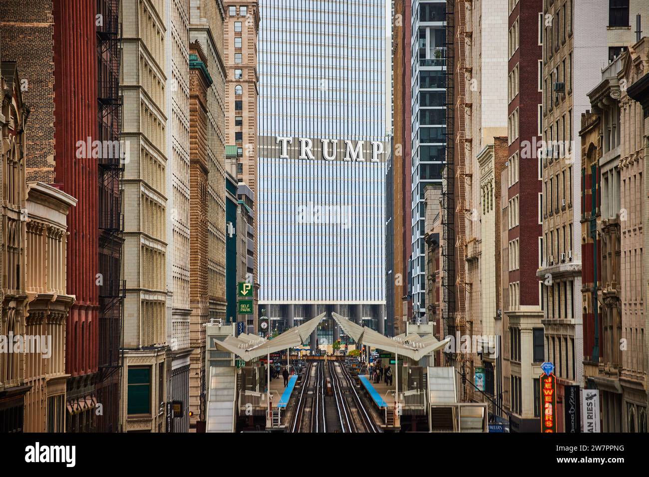 Contrasto con il moderno Skyscraper rispetto agli edifici tradizionali, le piattaforme ferroviarie di Chicago Foto Stock