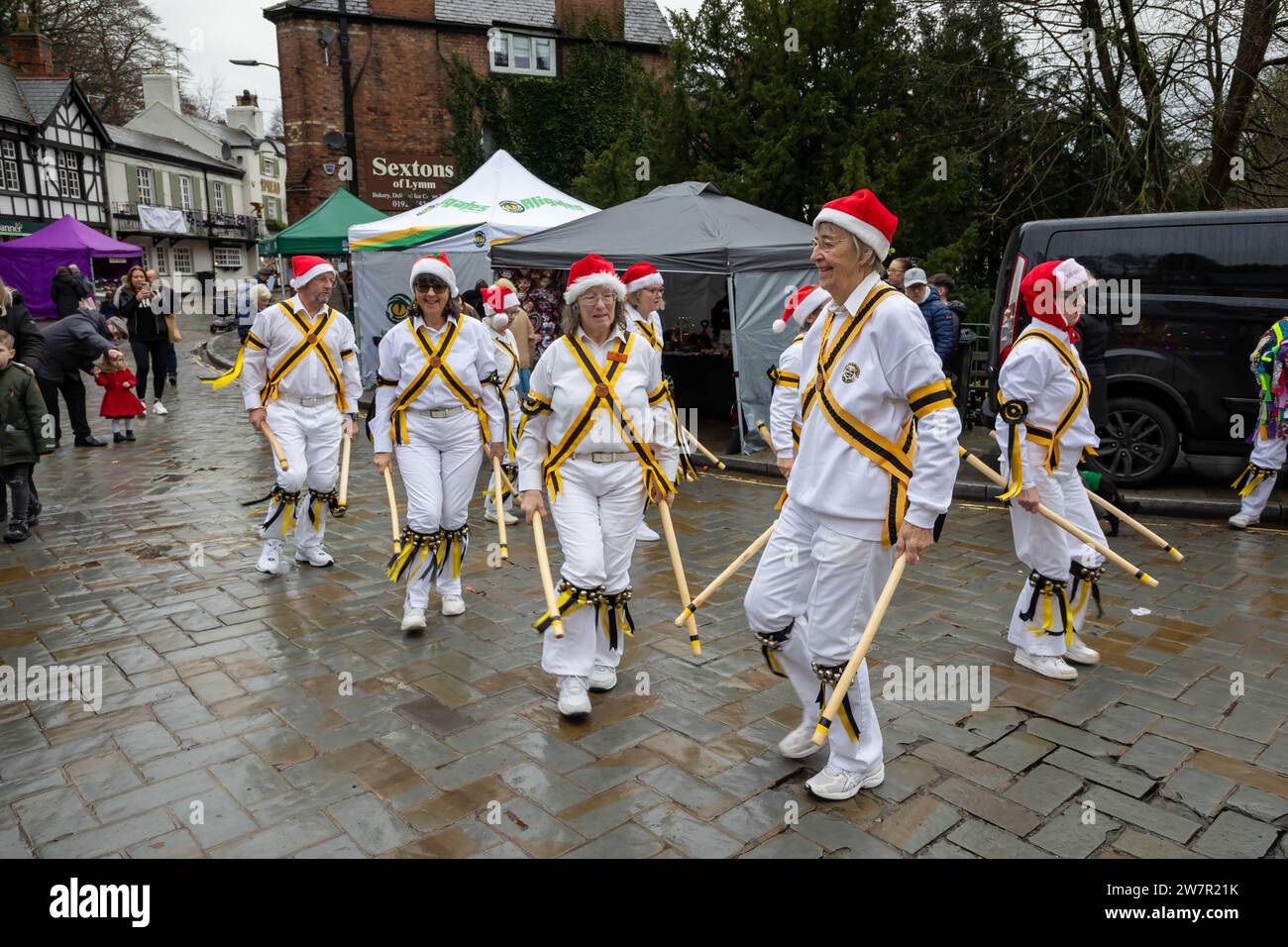 Diversi gruppi di Morris Dancers si sono esibiti nelle strade di Lymm, Cheshire, in Inghilterra, al loro annuale Dickensian Festival Foto Stock