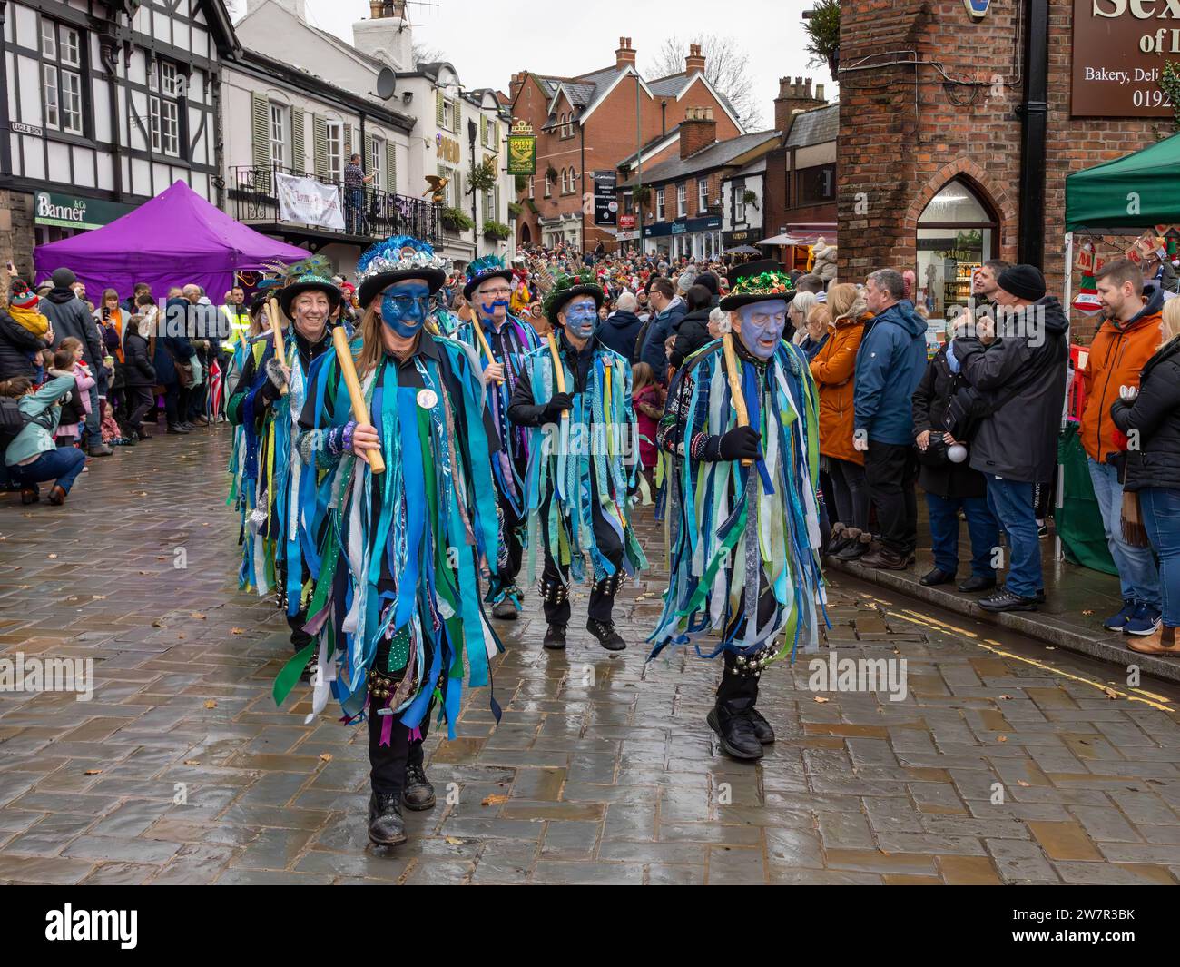 Diversi gruppi di Morris Dancers si sono esibiti nelle strade di Lymm, Cheshire, in Inghilterra, al loro annuale Dickensian Festival Foto Stock