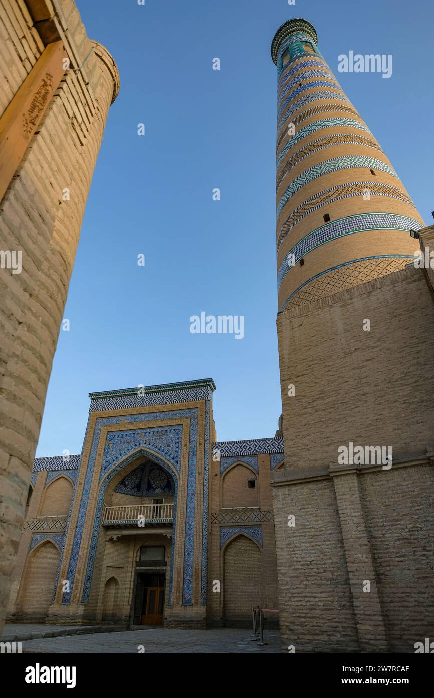 Khiva, Uzbekistan - 15 dicembre 2023: Veduta del minareto della madrasa Islam Khodja nella città vecchia di Khiva, Uzbekistan. Foto Stock