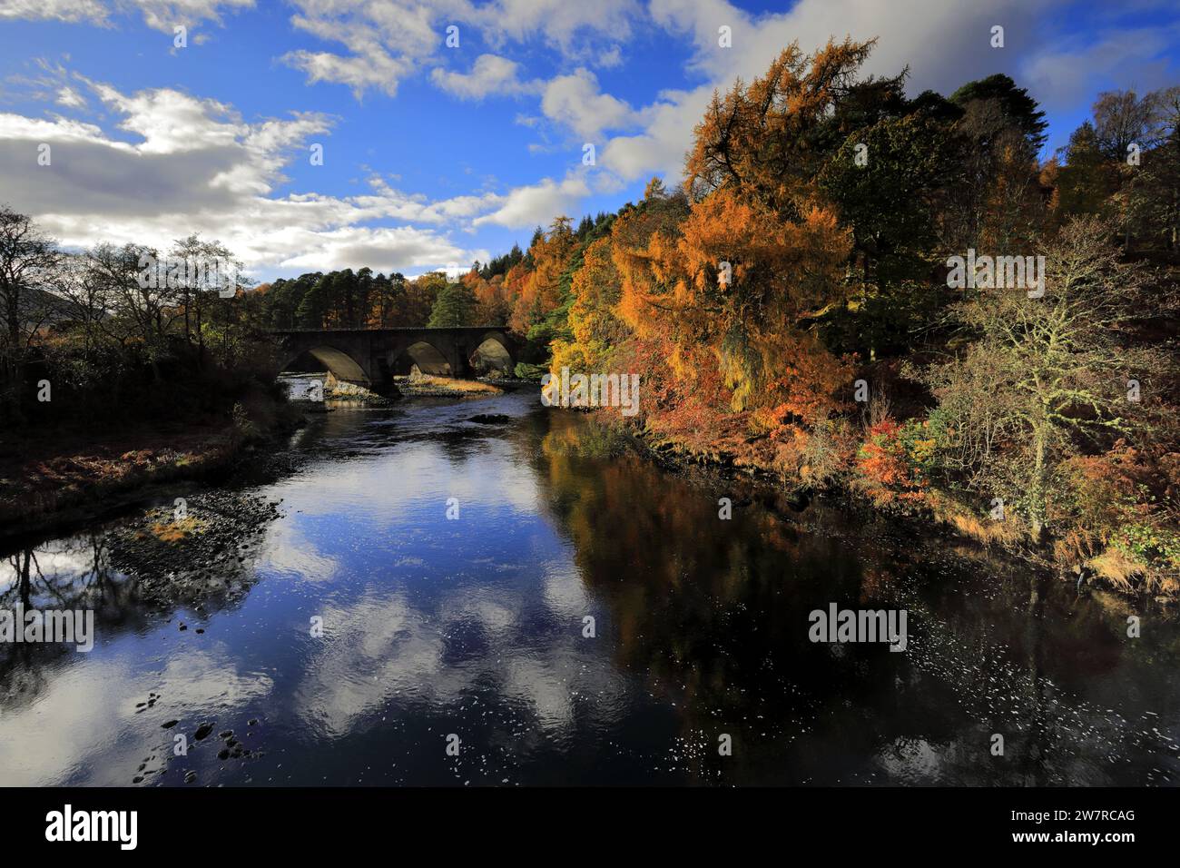 Colori autunnali, il Ponte di Oich sul fiume Oich, Loch Oich, Highlands of Scotland, Regno Unito Foto Stock