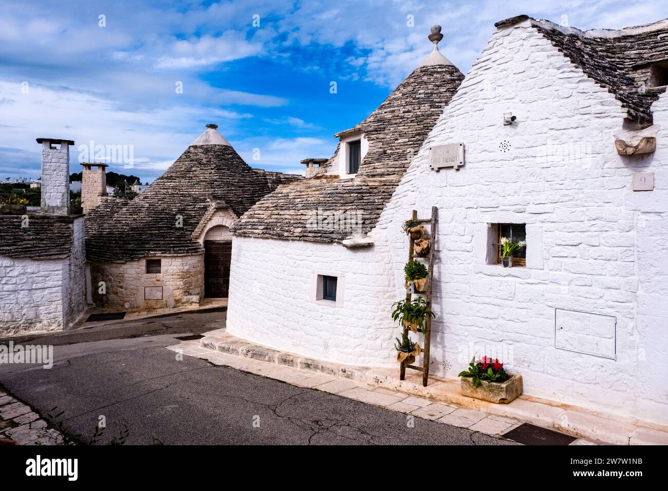 Alberobello è famosa per i suoi trulli, le tradizionali case in pietra a forma di cono che fanno parte del patrimonio mondiale dell'UNESCO. Foto Stock