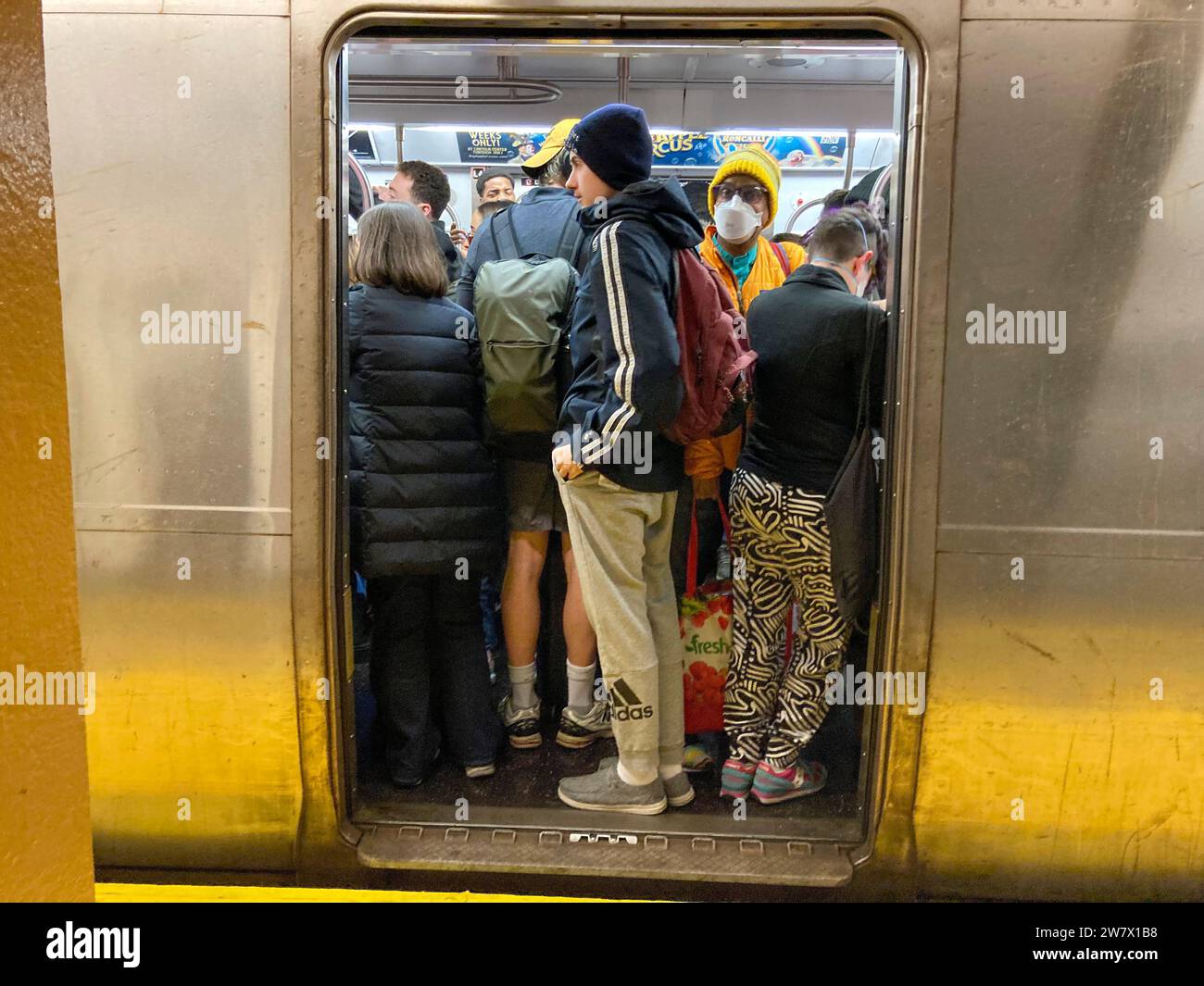 Affollato treno della metropolitana a New York sabato 16 dicembre 2023. (© Frances M. Roberts) Foto Stock
