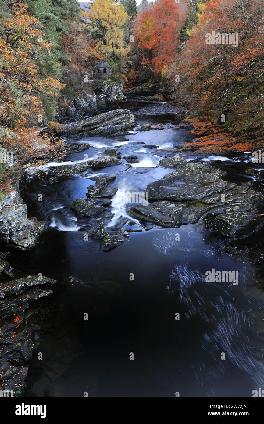 Colori autunnali, cascate del fiume Moriston, città di Invermoriston, Highlands of Scotland, Regno Unito Foto Stock