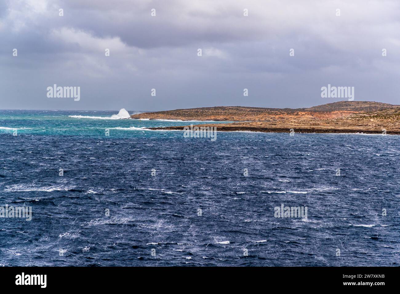 Traversata in traghetto tra Gozo e Malta con la Gozo Channel Line oltre l'isola di Comino Foto Stock