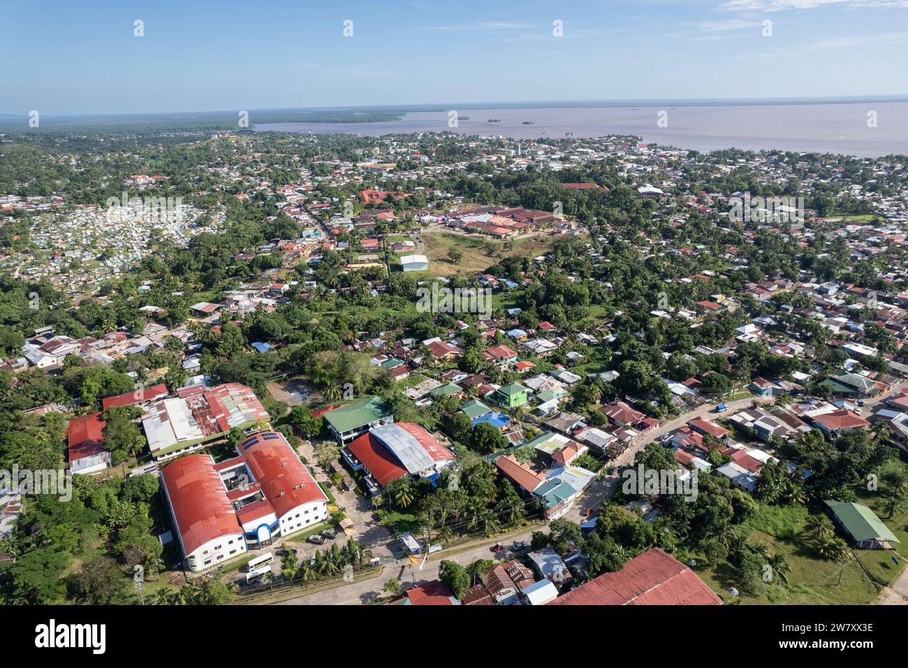 Piccola città costiera Bluefields in un paesaggio verde vista aerea droni Foto Stock