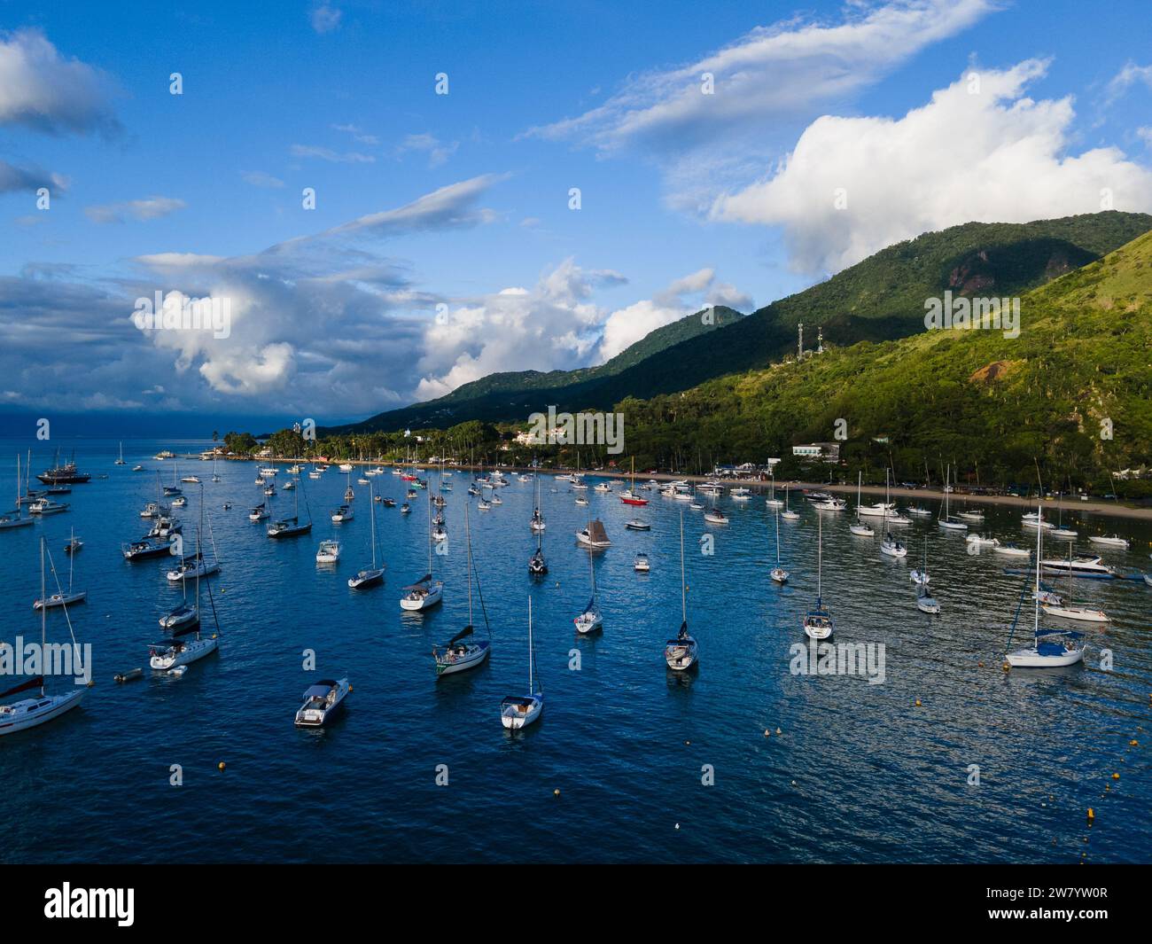 Barche ormeggiate lungo la città costiera di Ilhabela, nel sud-est del Brasile Foto Stock