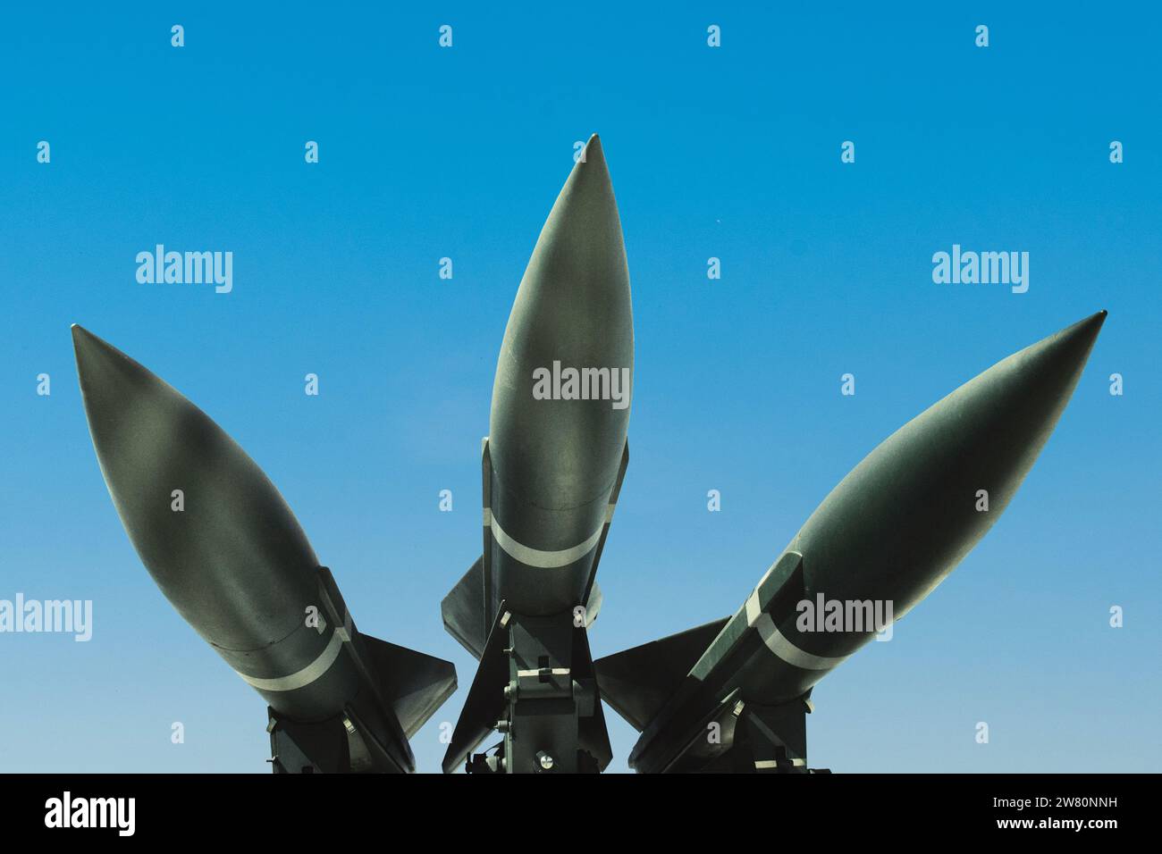 Tre missili armi razzi su Un Blue Sky, concetto. Guerra in Israele e Palestina. Conflitto armato Foto Stock