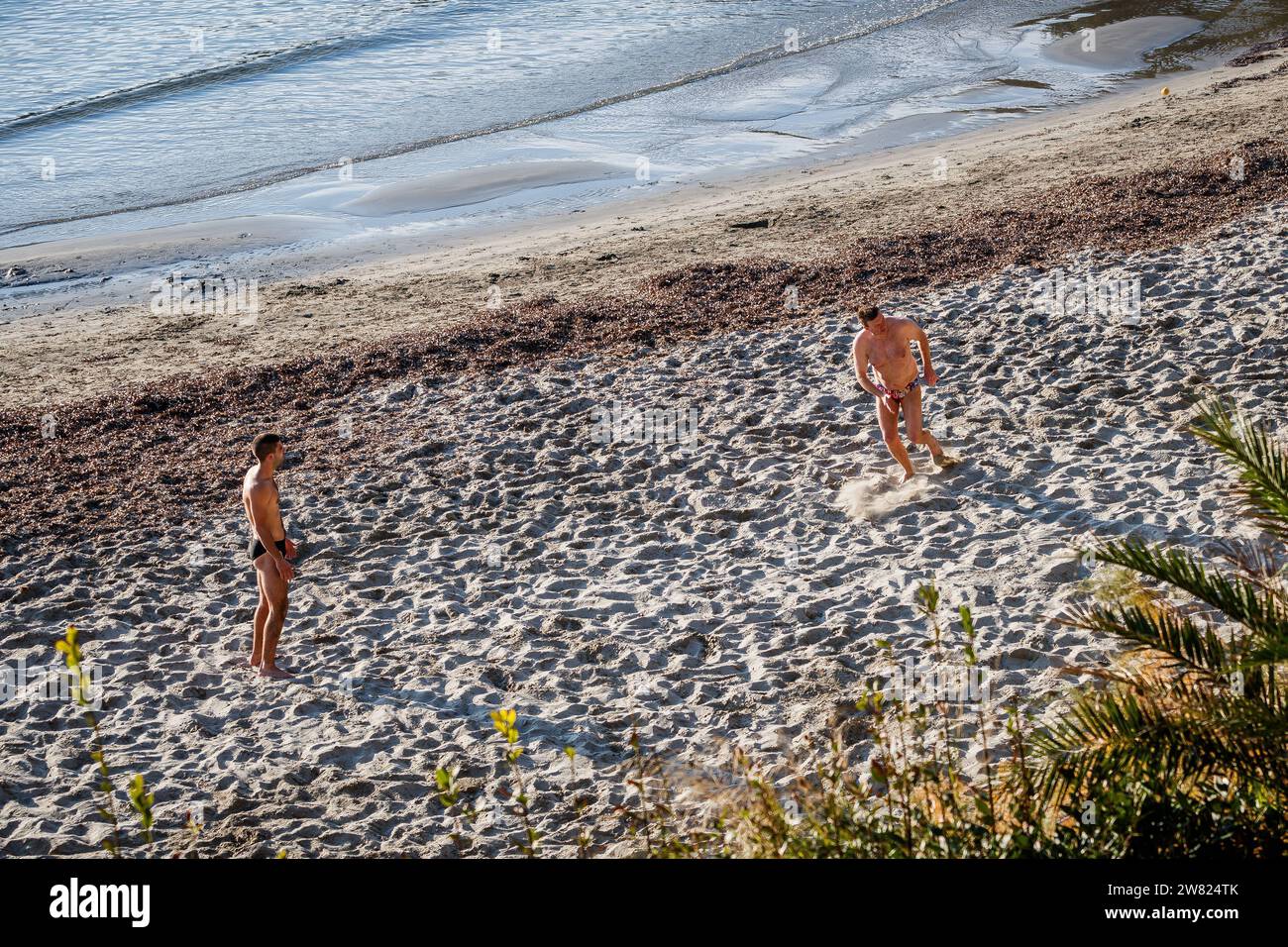Split, Hrvatska. 14 novembre 2023. La gente ha visto giocare a picigin, il tradizionale gioco di Beach ball croato sulla spiaggia di Firule, a Spalato, Croazia, il 21 dicembre 2023. Anche se è il primo giorno d'inverno nella città di Spalato sono stati misurati 16 gradi foto: Zvonimir Barisin/PIXSELL credito: Pixsell/Alamy Live News Foto Stock
