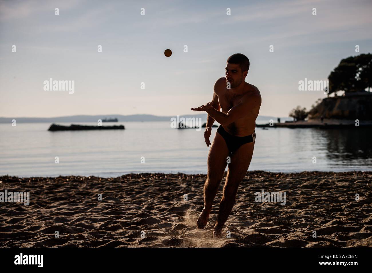 Split, Hrvatska. 14 novembre 2023. La gente ha visto giocare a picigin, il tradizionale gioco di Beach ball croato sulla spiaggia di Firule, a Spalato, Croazia, il 21 dicembre 2023. Anche se è il primo giorno d'inverno nella città di Spalato sono stati misurati 16 gradi foto: Zvonimir Barisin/PIXSELL credito: Pixsell/Alamy Live News Foto Stock