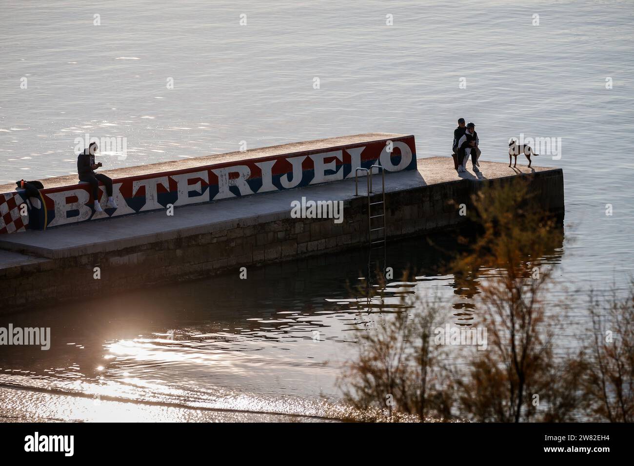 Split, Hrvatska. 14 novembre 2023. La gente ha visto giocare a picigin, il tradizionale gioco di Beach ball croato sulla spiaggia di Firule, a Spalato, Croazia, il 21 dicembre 2023. Anche se è il primo giorno d'inverno nella città di Spalato sono stati misurati 16 gradi foto: Zvonimir Barisin/PIXSELL credito: Pixsell/Alamy Live News Foto Stock